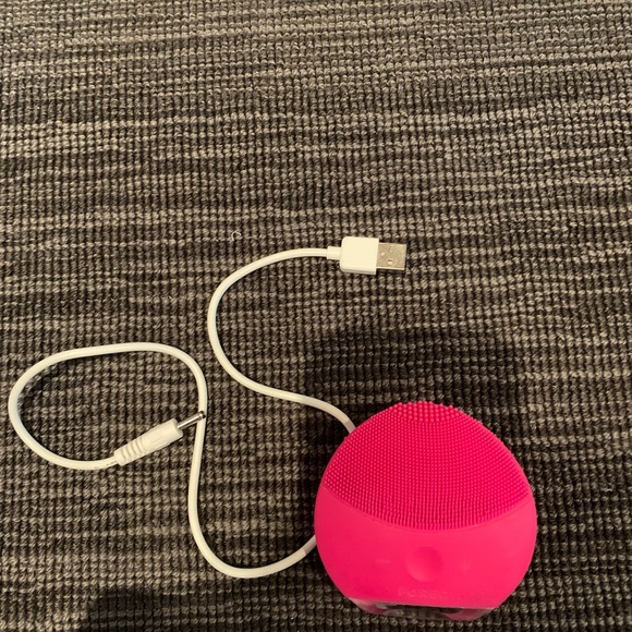 FOREO LUNA™ play plus 2 hot pink. includes charger - Picture 3 of 3